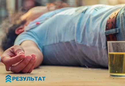 Алкоголик без сознания на полу